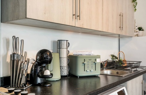 George Green Apartamento | Heathrow Gateway Apartment with Balcony & Parking