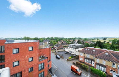 George Green Apartamento | Heathrow Gateway Apartment with Balcony & Parking