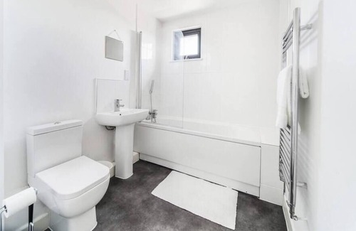 George Green Apartamento | Heathrow Gateway Apartment with Balcony & Parking
