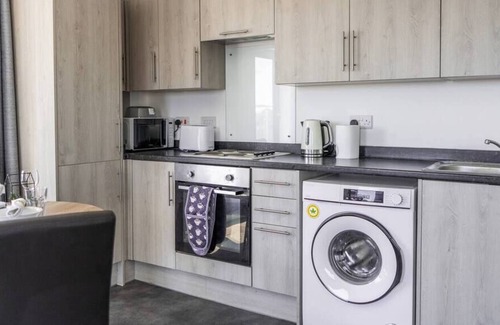 George Green Apartamento | Heathrow Gateway Apartment with Balcony & Parking