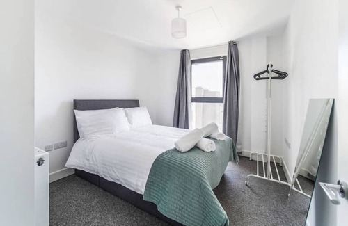 George Green Apartamento | Heathrow Gateway Apartment with Balcony & Parking