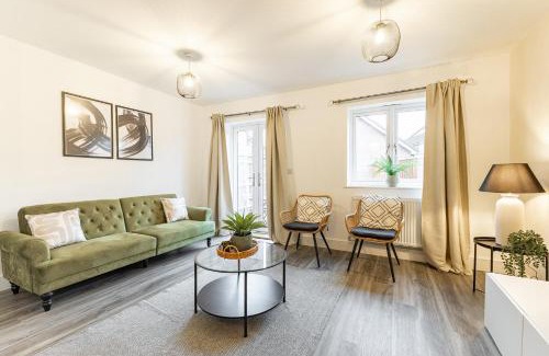 Stanwell Casa | Heathrow House with Parking - Sleeps 5 near M25, Virginia Water, Thorpe Park & Legoland, Mid To Long Term Bookings Welcome