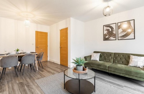 Stanwell Casa | Heathrow House with Parking - Sleeps 5 near M25, Virginia Water, Thorpe Park & Legoland, Mid To Long Term Bookings Welcome
