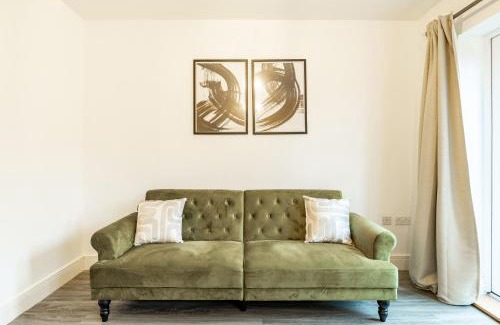 Stanwell Casa | Heathrow House with Parking - Sleeps 5 near M25, Virginia Water, Thorpe Park & Legoland, Mid To Long Term Bookings Welcome
