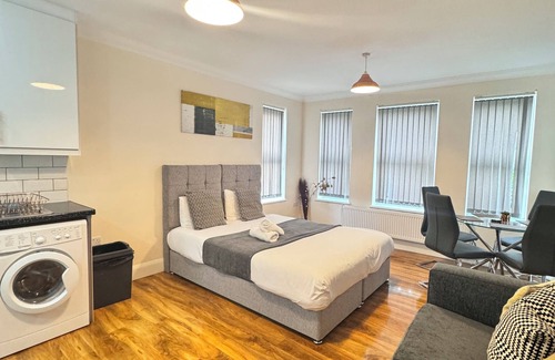 Stanwell Apartamento | Heathrow Stay 5 Mins to the Terminals