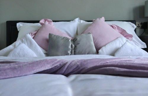 Yeading Casa | Heathrow Stays Entire House Near Heathrow, Free WiFi, Family-Friendly & Garden