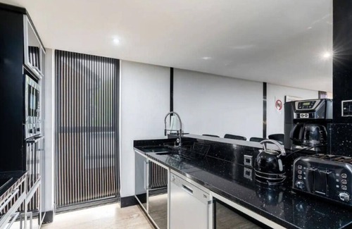 Manchester Casa | Heaton Park Spa House - Indoor Pool & Hot Tub, 4 Miles from Manchester Centre
