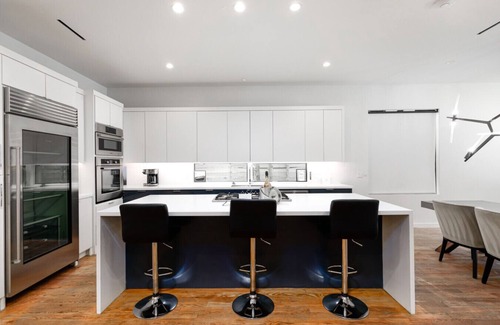 OST - South Union Casa | Heaven in Houston + St Zane Duplex Estate – 9BR, Pool, Sleeps 30+