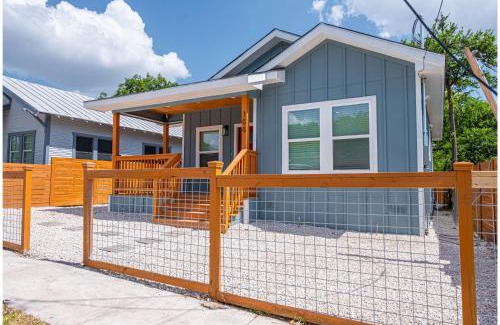 Historic Garderns Casa | Heaven-sent Convenient 4BR 3BA Near Downtown