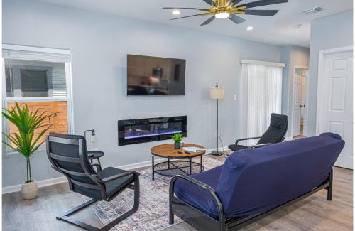 Historic Garderns Casa | Heaven-sent Convenient 4BR 3BA Near Downtown