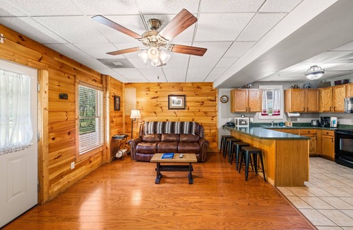 Sevierville Cabaña | Heaven Sent - Tastefully Decorated Cabin with Fireplace