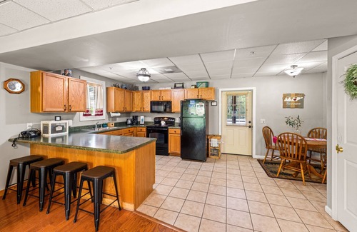 Sevierville Cabaña | Heaven Sent - Tastefully Decorated Cabin with Fireplace