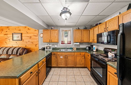 Sevierville Cabaña | Heaven Sent - Tastefully Decorated Cabin with Fireplace