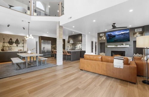 South Lake Tahoe Cabina | Heavenly Haven: Ski & Beach Getaway
