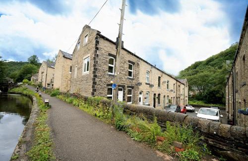 Mytholm Casa | Hebden Bridge Haven - Stylish, Cosy, Canal Side, Pet Friendly