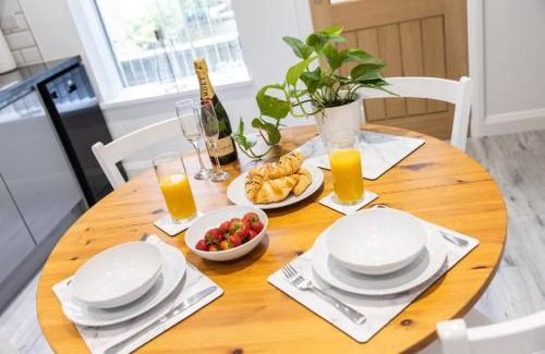 Mytholm Casa | Hebden Bridge Haven - Stylish, Cosy, Canal Side, Pet Friendly