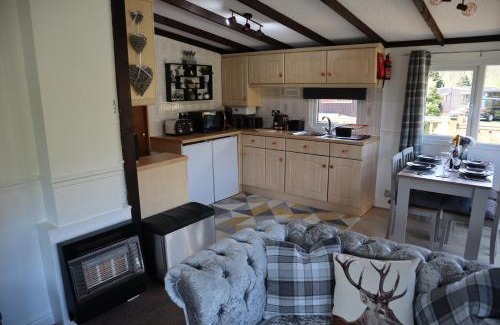 Builth Wells Chalet De Esquí | HEDDFAN, Luxury 3 bedroom timber lodge, Now with WiFi, Caer Beris Holiday Park, Builth Wells, SORRY NO TRADESMEN OR CONTRACTORS ALLOWED