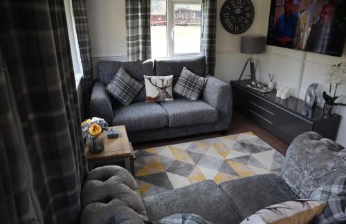Builth Wells Chalet De Esquí | HEDDFAN, Luxury 3 bedroom timber lodge, Now with WiFi, Caer Beris Holiday Park, Builth Wells, SORRY NO TRADESMEN OR CONTRACTORS ALLOWED