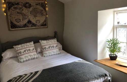 Haworth Casa | Hedgehog Cottage with garden in Bronte village!