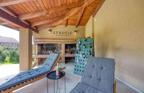 Ludbreg Apartamento | Hedonistic Vineyard Estate With Hot Tub - Happy Rentals