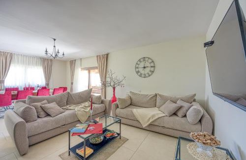 Ludbreg Apartamento | Hedonistic Vineyard Estate With Hot Tub - Happy Rentals