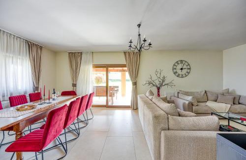 Ludbreg Apartamento | Hedonistic Vineyard Estate With Hot Tub - Happy Rentals