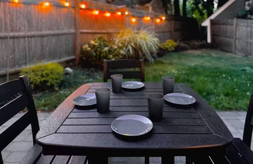 Salem Casa | Heights House - 93 Walkscore~Halloween~Grill
