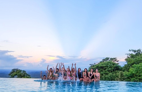 Canelos Villa | Heimatlos Bamboo Suites: Eco-Lujo en la selva amazónica con piscina infinita