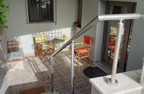 Kropia Apartamento | Helen's cozy studio (close to the airport)