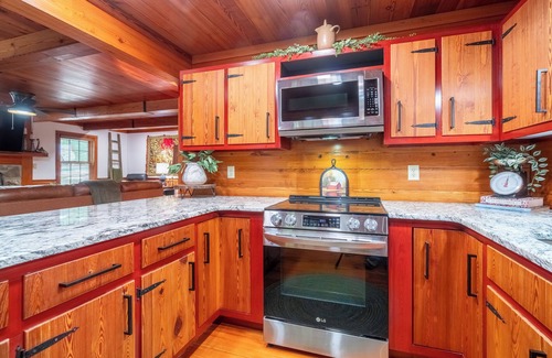 Helen Cabina | Helen's Newest Riverfront Rental on the Chattahoochee River