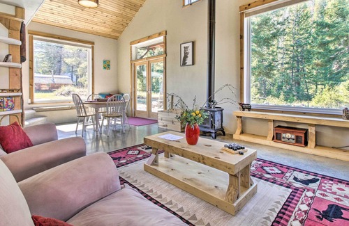 Helena Cabina | Helena Cabin w/ Mtn Views + Steps to Creek!