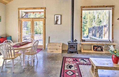 Helena Cabina | Helena Cabin w/ Mtn Views + Steps to Creek!