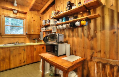 Rangeley Casa | 🐾Helidoni Camps - Charming vacation retreat located in Mooselookmeguntic Lakes Bugle Cove