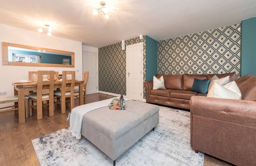 Newport Pagnell Casa | Comfy 4 Bedroom House with Free WiFi & Parking in Broughton sleeps up to 10