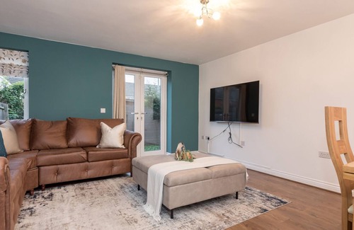 Newport Pagnell Casa | Comfy 4 Bedroom House with Free WiFi & Parking in Broughton sleeps up to 10