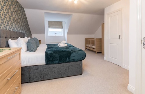 Newport Pagnell Casa | Comfy 4 Bedroom House with Free WiFi & Parking in Broughton sleeps up to 10