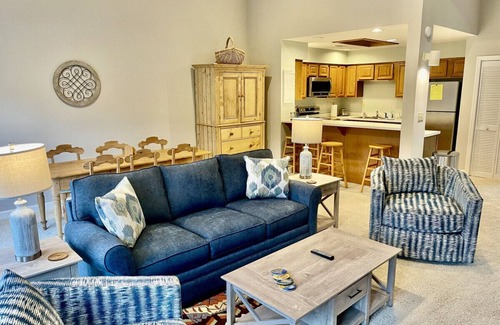 Lake Lure Casa | ~Hell of a View-Rumbling Bald Elite Lakeside Condo