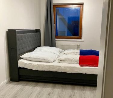 Landshut Apartamento | Helle 4 Zimmer, Küche, Bad, WLAN, 24-7, Parkplatz, 4-10 Personen