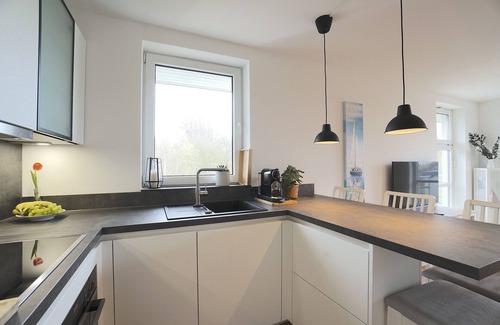 Eckernfoerde Apartamento | Helle und Moderne Ferienwohnung mit Balkon, Direkt an der Ostsee