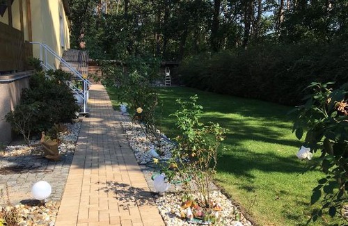 Michendorf Casa | Helles Doppelzimmer im Untergeschoss mit Bad im Grünen nahe Potsdam