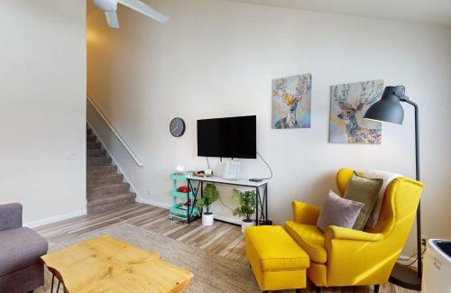 Mountain View District Casa | Hello Mellow Yellow