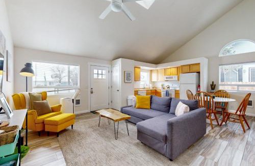 Mountain View District Casa | Hello Mellow Yellow