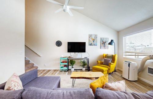 Mountain View District Casa | Hello Mellow Yellow