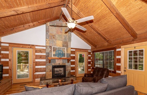 Walland Cabina | ☀️ Hello Sunshine, 2 bdrm/1 bath, hot tub & more