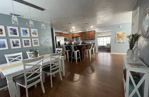 Meadowlawn Casa | Hello Sunshine! Beautiful 4/2 Home near Beach and Downtown!