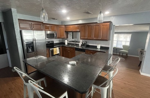 Meadowlawn Casa | Hello Sunshine! Beautiful 4/2 Home near Beach and Downtown!