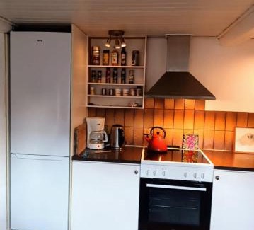 Allinge Apartamento | Helt byhus 120 kvm centralt med 2 soveværelser, 5 senge og havkig