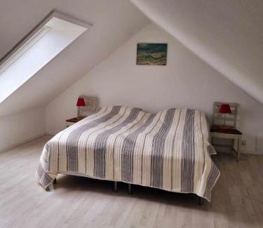 Allinge Apartamento | Helt byhus 120 kvm centralt med 2 soveværelser, 5 senge og havkig