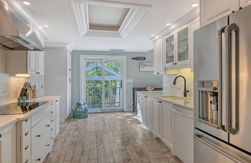 Bay Isle Casa | Hemingway House – Serene Siesta Key Getaway with Heated Pool, Pizza Oven & Steps from Shell Beach