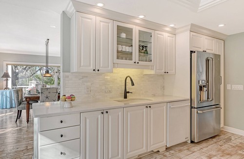Bay Isle Casa | Hemingway House – Serene Siesta Key Getaway with Heated Pool, Pizza Oven & Steps from Shell Beach